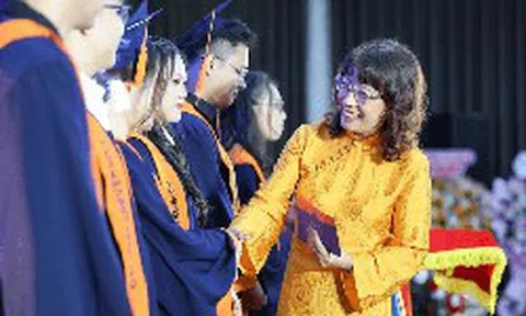 Đúng hôm nay 9/7, khóa bác sĩ y khoa đầu tiên của 1 trường ĐH ở Hà Nội tốt nghiệp: Duy nhất 1 sinh viên xếp loại xuất sắc