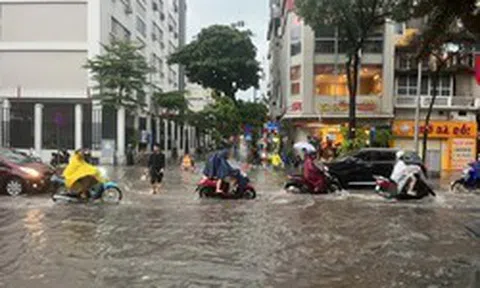 Hà Nội lý giải cảnh ngập cục bộ một số tuyến đường sau nửa giờ mưa lớn