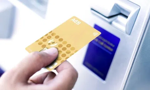 Một ngân hàng tăng lãi suất thẻ tín dụng lên gần 50%/năm