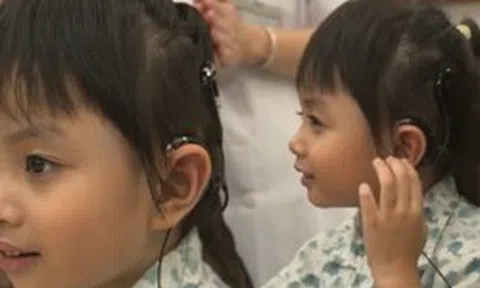 Bé gái Hà Nội lần đầu nghe được tiếng nói của mẹ: Ca cấy điện cực ốc tai gây xúc động tại Bệnh viện Nhi