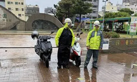 Thợ săn bão ghi lại siêu bão Ba Vì phá hủy nhà cửa tại Nhật Bản