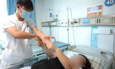 Người phụ nữ 30 tuổi bỗng bị đột quỵ giữa đêm dù chỉ số sức khỏe cực đẹp, tất cả là vì 1 thói quen uống nước kéo dài suốt nhiều năm