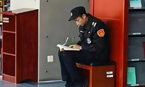 "Làm sao thả quả trứng từ tầng 10 mà không vỡ?" - Cả lớp loay hoay nửa tiếng, bác bảo vệ giải được trong 5 giây