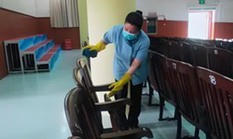 "Làm sao mang 1 cốc nước đầy đi 100m mà không đổ một giọt?" - Dàn học bá nghĩ đủ cách, bác lao công chỉ nói 3 chữ