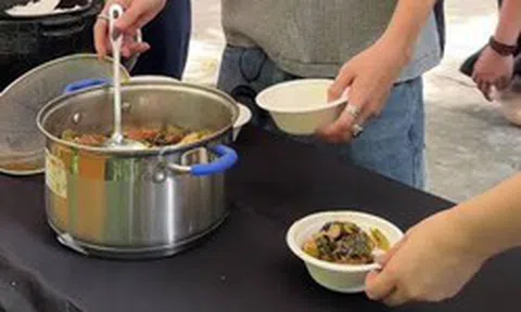Món ăn gì đây mà hot rần rần trên MXH, chị em đua nhau làm theo và trầm trồ khen "ăn một miếng là ghiền luôn"