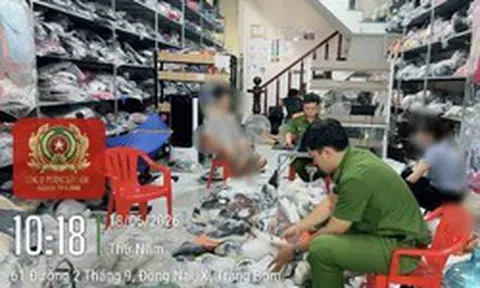 Công an liên tiếp kiểm tra nhiều cơ sở kinh doanh giày dép, tạp hóa