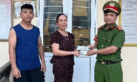 Phát hiện cọc tiền mặt 500k nằm chỏng chơ ở chợ, người phụ nữ lập tức trình báo cơ quan chức năng
