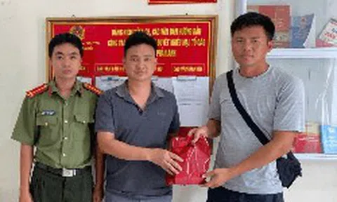 Tài khoản đột ngột nhận được 200.200.000 đồng không rõ người chuyển, Vũ Văn Thìn SN 1988 lập tức rút toàn bộ tiền mặt rồi báo công an