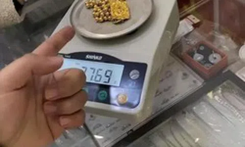 Khách mang 77g vàng đi bán, phát hiện chủ tiệm vàng cân lại chỉ được 62g liền báo cảnh sát: Cửa hàng bị phạt hơn 85 triệu đồng