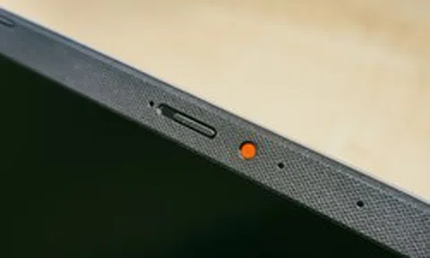 Chấm đỏ bí ẩn trên webcam laptop: Đừng vội hoảng sợ nghĩ mình đang bị theo dõi!