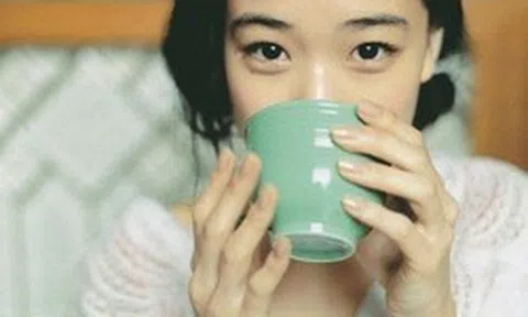 Vì sao nên uống nước ấm ngay sau khi thức dậy buổi sáng?
