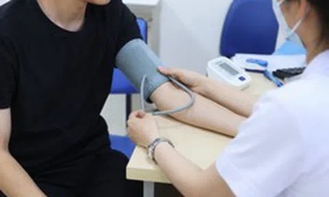 29 tuổi nhập viện vì huyết áp 190: Thức khuya, cà phê và ăn mặn tích tụ thành bệnh