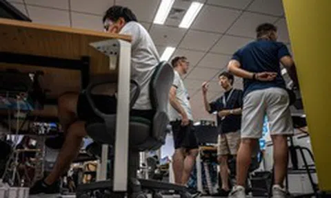 Nhật Bản khuyến khích 'dân văn phòng' mặc quần đùi đi làm để tiết kiệm điện
