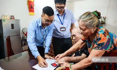 Theo chân cán bộ tới tận nhà dân để hỗ trợ thủ tục hành chính ở Hà Nội