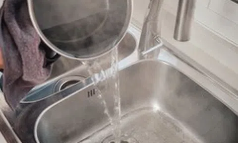 Có nên đổ nước nóng vào bồn rửa bát không?