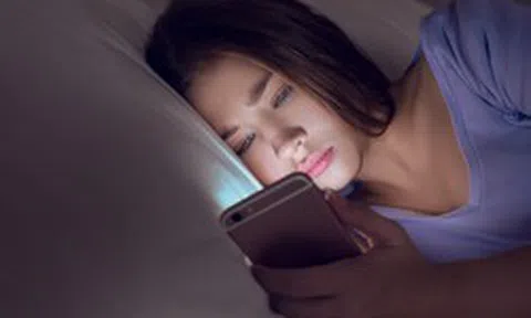 Lời khuyên cho những người thường xuyên lướt điện thoại trước khi ngủ
