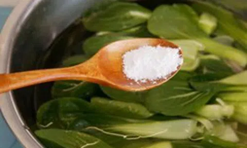 Người Việt mắc sai lầm khi ngâm rau bằng nước muối