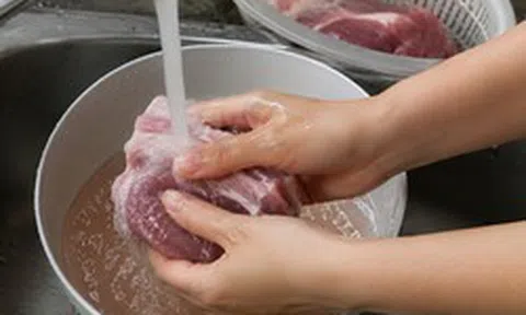 Người Việt mắc sai lầm khi rửa thịt sống trước khi nấu