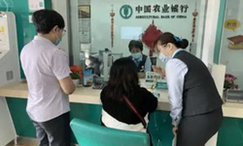 Ngân hàng chuyển khoản thừa 698 triệu đồng, 4 năm sau đòi lại thì bị khách hàng từ chối, tòa án khẳng định: “Không cần trả”