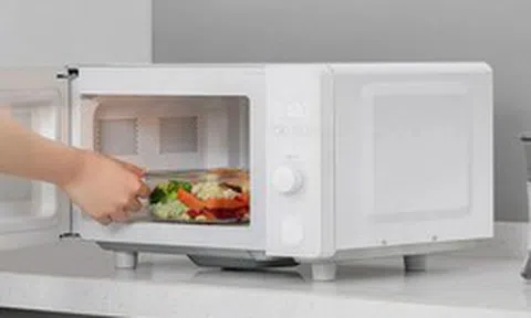 Dùng xong lò vi sóng nên rút phích cắm điện không?