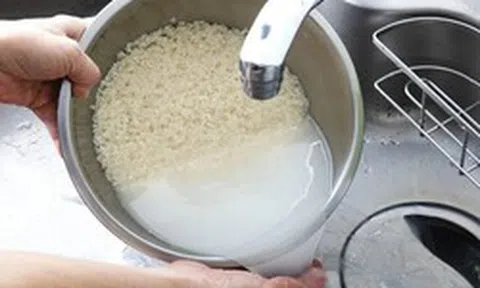 Vì sao nên cho muối vào trước khi vo gạo nấu cơm?
