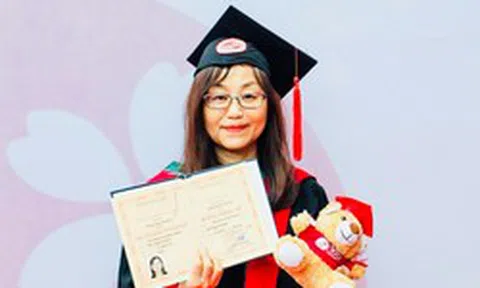 Người phụ nữ Nhật 62 tuổi tốt nghiệp thạc sỹ chương trình học bằng tiếng Việt