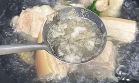 Bọt nổi lên khi luộc thịt có màu gì thì cần vớt ra? Giật mình biết đáp án