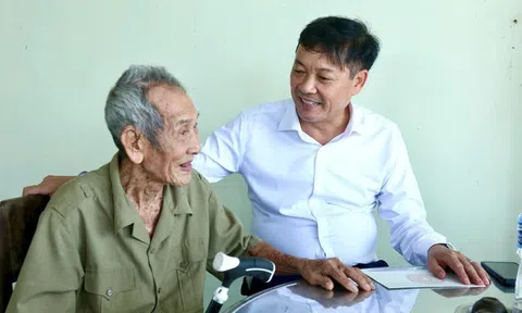 Phó Chủ tịch Thường trực UBND tỉnh Lâm Đồng thăm, tặng quà gia đình người có công