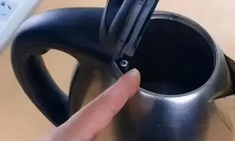 Lời khuyên đến những người để nước trong ấm siêu tốc qua đêm