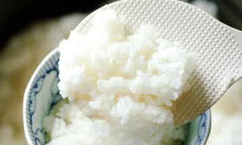 Ăn cơm trắng cũng bổ nếu dùng 2 thứ nước quen thuộc này thay nước lọc khi nấu