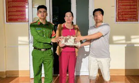 Phát hiện chiếc túi xách chứa 130 triệu đồng ở quán cà phê Đồi Sơn, anh Trần Thanh Quý lập tức báo công an