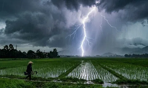 3 mẹ con bị sét đánh khi chỉ còn cách nhà 100m, 2 bé gái tử vong thương tâm