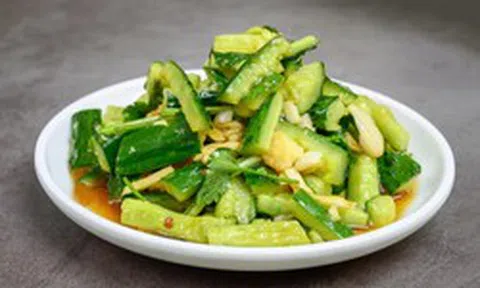 Người đàn ông suy gan cấp tính suýt chết sau khi ăn dưa chuột, bác sĩ cảnh báo 1 thứ "độc gấp 6 lần asen" có trong nhiều loại rau quả mùa hè