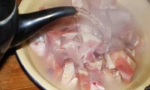 Có nên rã đông thịt bằng nước nóng không?