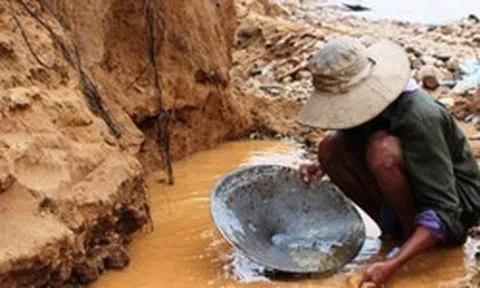 Phát hiện người đàn ông đi làm hầm mỏ bỗng xây nhà to, trả hết nợ, còn chia bớt tiền cho gần 20 người thân