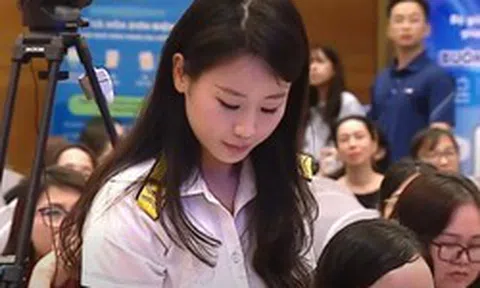Nữ cán bộ thuế gây "sốt" mạng xã hội vì quá xinh đẹp: Tưởng lạ hóa ra rich kid nổi tiếng!