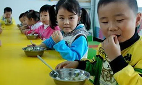 Con đi học gầy tong teo, mẹ tình cờ xem được tài khoản MXH của nhân viên bếp ăn nhà trường thì tá hóa phát hiện sự thật!