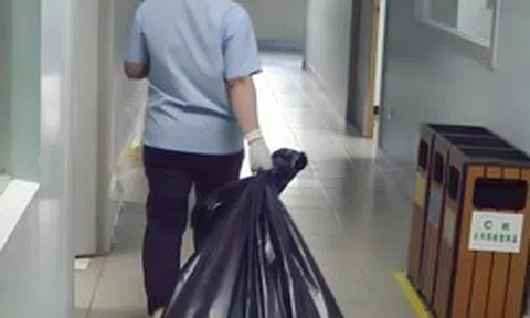 Một câu hỏi khiến "học bá" nghĩ 15 phút, cô lao công chỉ mất 5 giây để trả lời
