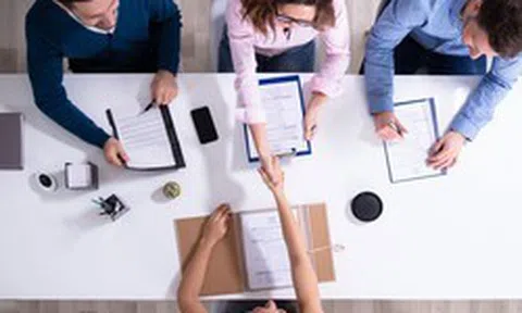 Nhà tuyển dụng hỏi "khi nào bạn có thể bắt đầu làm việc?", sếp 33 năm kinh nghiệm tiết lộ: câu trả lời này khiến bạn bị loại ngay