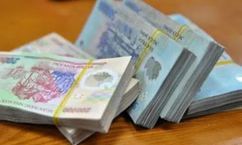 Công an điều tra cọc tiền mặt 100 triệu đồng nằm chỏng chơ bên đường, người phụ nữ ở Hà Nội được mời làm việc với cơ quan chức năng