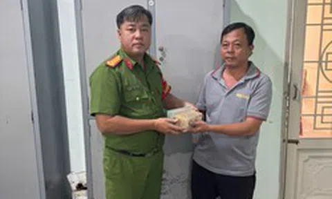 Điều tra giao dịch 300 triệu đồng vào tài khoản Phạm Văn Hậu, công an mời người đàn ông SN 1982 lên làm việc