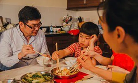 Muốn nhìn rõ "CÁI TẦM" của một gia đình, thử ngồi ăn cùng họ một lần là đủ: Bao nhiêu tốt xấu phơi bày ra hết cả!