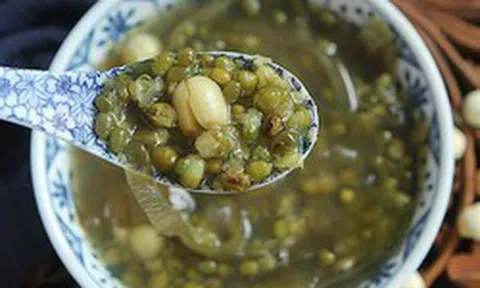 Nắng nóng, hạn chế 2 thực phẩm quen thuộc và bổ sung ngay 4 món này: Toàn nguyên liệu bán đầy chợ Việt, vừa ngon vừa giúp cơ thể "hạ nhiệt"