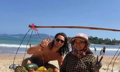 Bà bán hàng rong hát tiếng Anh nổi tiếng Nha Trang bị xử lý vi phạm