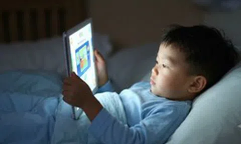 Ngày càng nhiều trẻ em lười suy nghĩ, bố mẹ chỉ chăm chăm đổ lỗi cho điện thoại mà không ngờ tới nguyên nhân này!