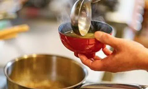 Vì sao có người nấu cơm bằng nước luộc gà? Công dụng gây bất ngờ