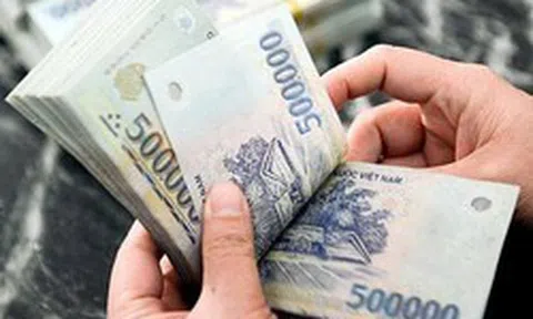 Phát hiện chiếc ví da chứa 3 cọc tiền mệnh giá 200K - 500K cùng 1 sổ tiết kiệm trị giá 4 tỷ đồng nằm chơ vơ tại nhà ga Cảng hàng không Pleiku