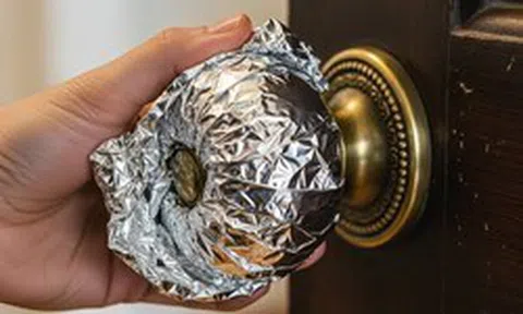 Vì sao nhiều gia đình bọc giấy bạc quanh tay nắm cửa? Sự thật phía sau mẹo đang lan truyền