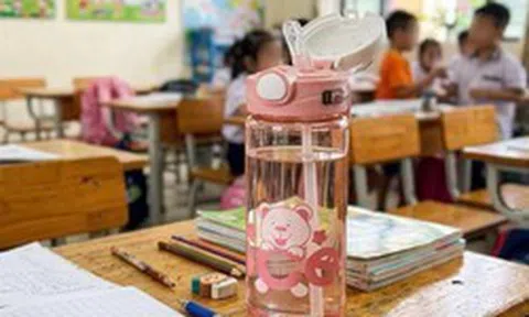 Chiếc bình nước này đang gây "sóng gió" trên MXH: Có gì mà khiến hội phụ huynh Việt Nam cãi vã, cho rằng đây là cách dạy con hư?