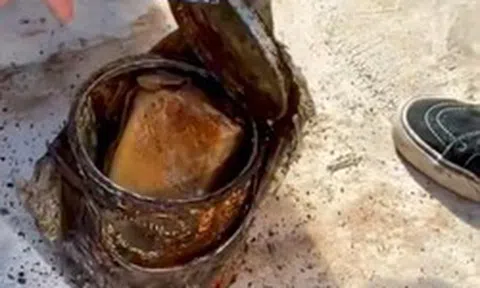 Phát hiện cọc tiền bí ẩn ở nơi không ngờ nhất trong nhà, cặp vợ chồng ngỡ ngàng khi kiểm đếm